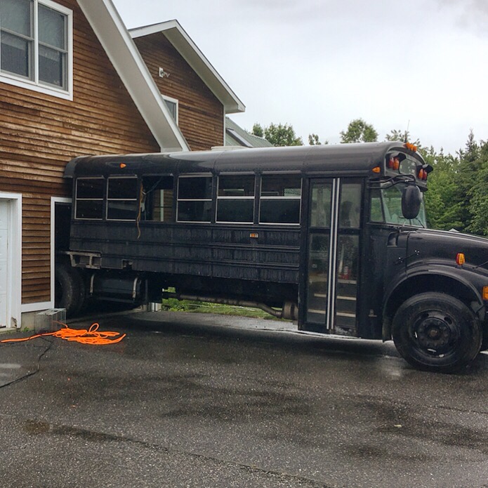 Американець перетворив шкільний автобус на будинок для апокаліпсису (Відео)