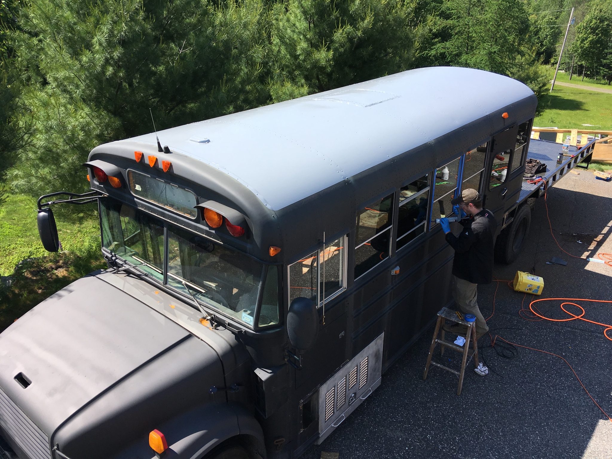 Американець перетворив шкільний автобус на будинок для апокаліпсису (Відео)