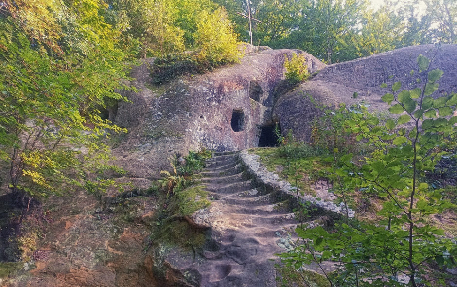 Печерний монастир в селі Розгірче, ночівля на березі річки Стрий під час грози