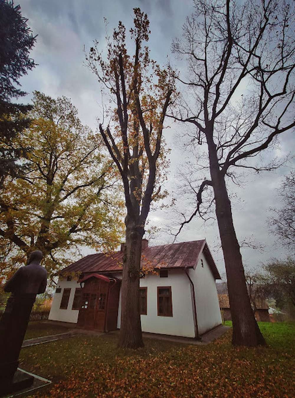 Перед родинним будинком — розлогі столітні дуби, посаджені батьком Є. Коновальця на честь своїх трьох синів: Євгена, Степана та Мирона.
