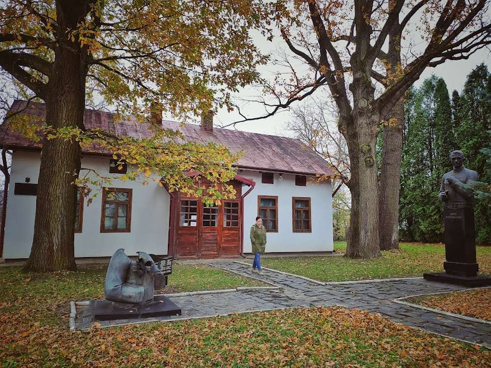 Село Зашків: батьківщина Євгена Коновальця, музей, Ведмежа гора, ліс і Хресна Дорога