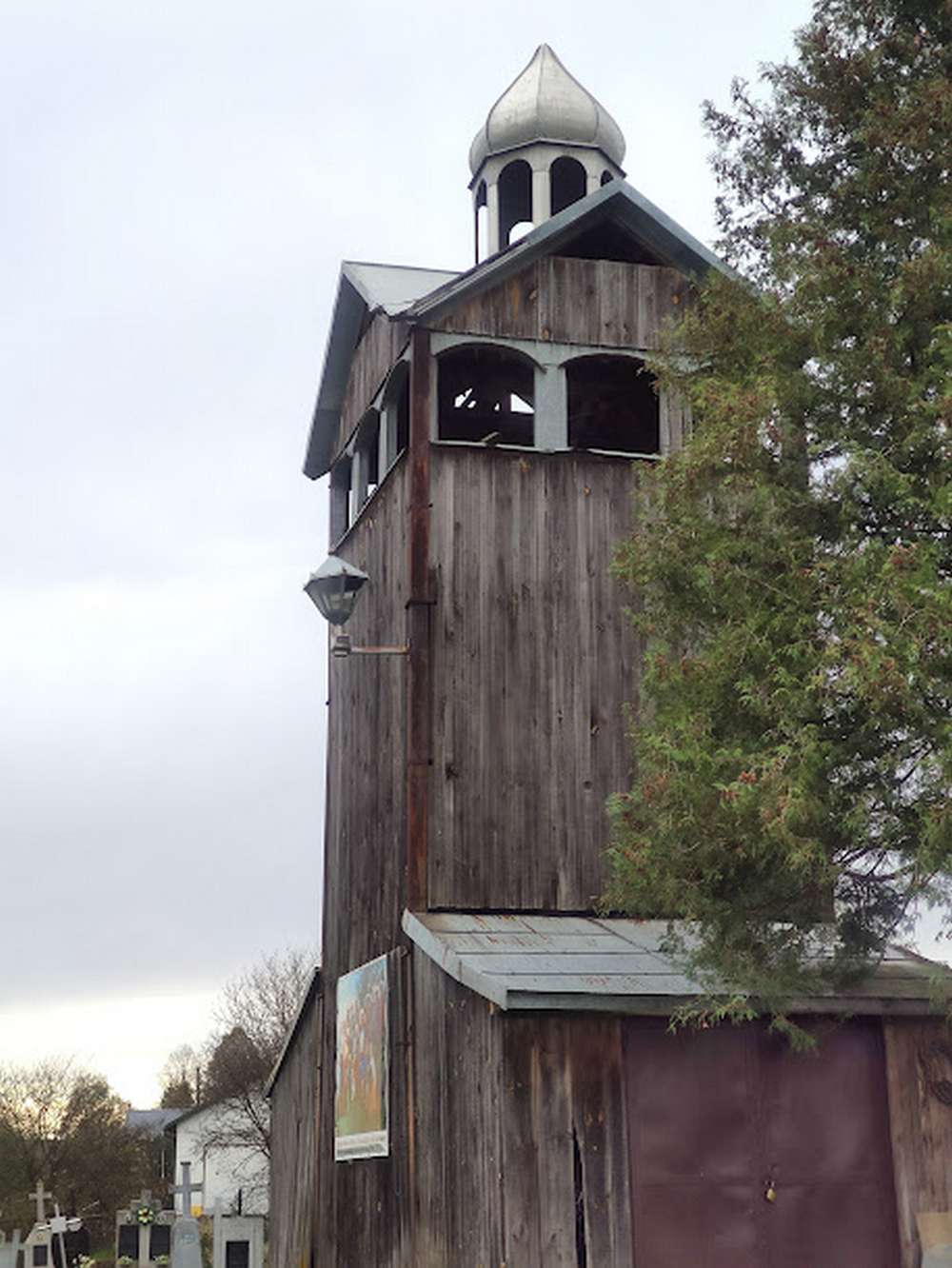 На північний захід від церкви розташована дерев’яна стовпова дзвіниця з маківкою на місці сходження гребенів хрещатого даху