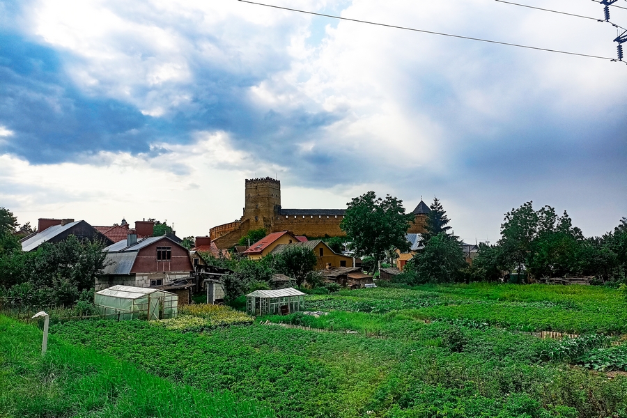 Сивий Луцьк, зелені Сирники - замок з 200-гривневої купюри і шалений бабуїн