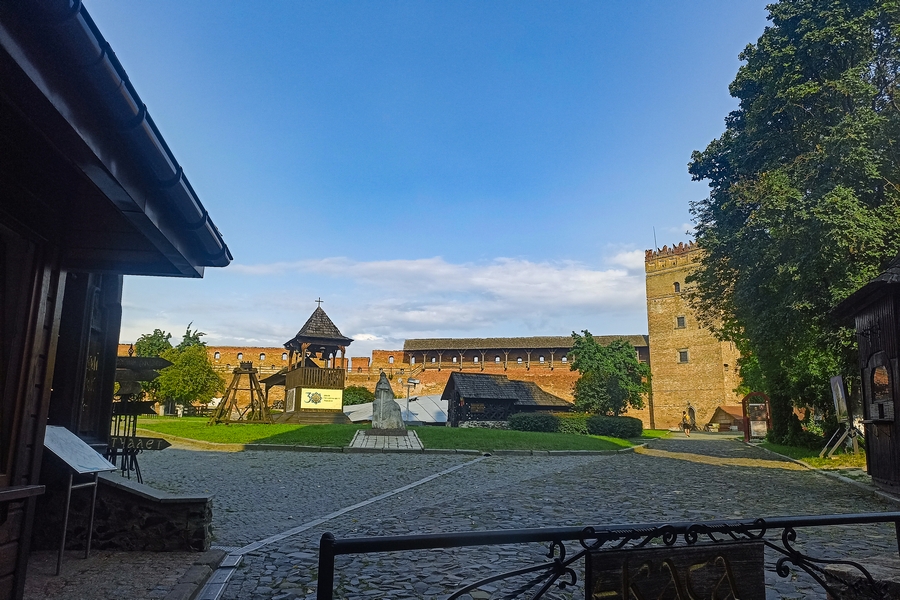Сивий Луцьк, зелені Сирники - замок з 200-гривневої купюри і шалений бабуїн