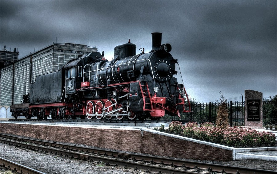 Локомотив-пам'ятник на вокзалі у Бурині