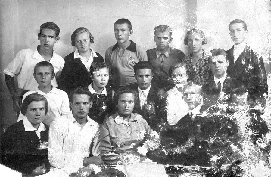 Студенти Буринськогого робітничого факультету (робітфаку) при Київському сільськогосподарському інституті, (світлина бл.1932 року)