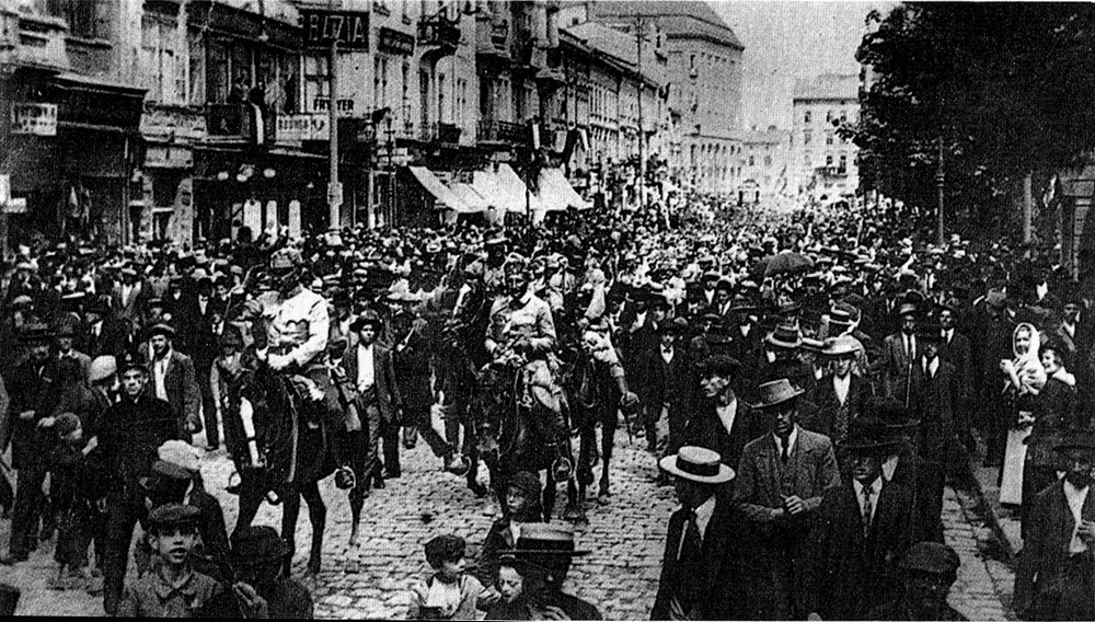 Австро-німецька армія заходить у Львів